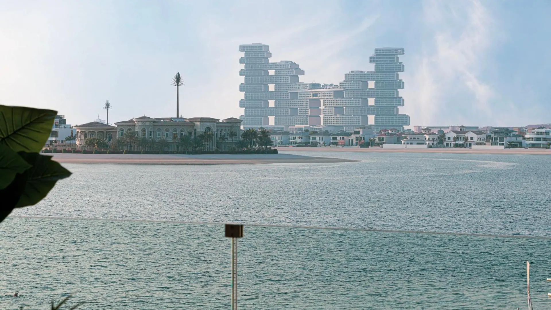 Beachfront Bliss, 1Br With Royal Atlantis & Palm Views Dubai Apartment