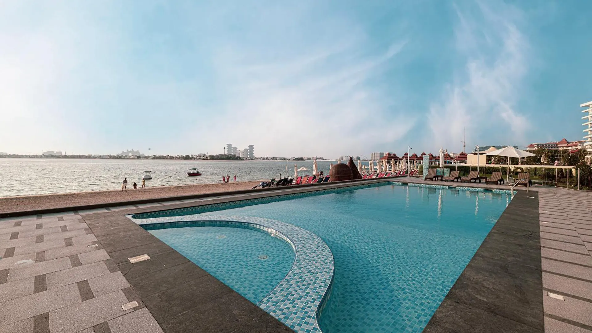 Beachfront Bliss, 1Br With Royal Atlantis & Palm Views Dubai