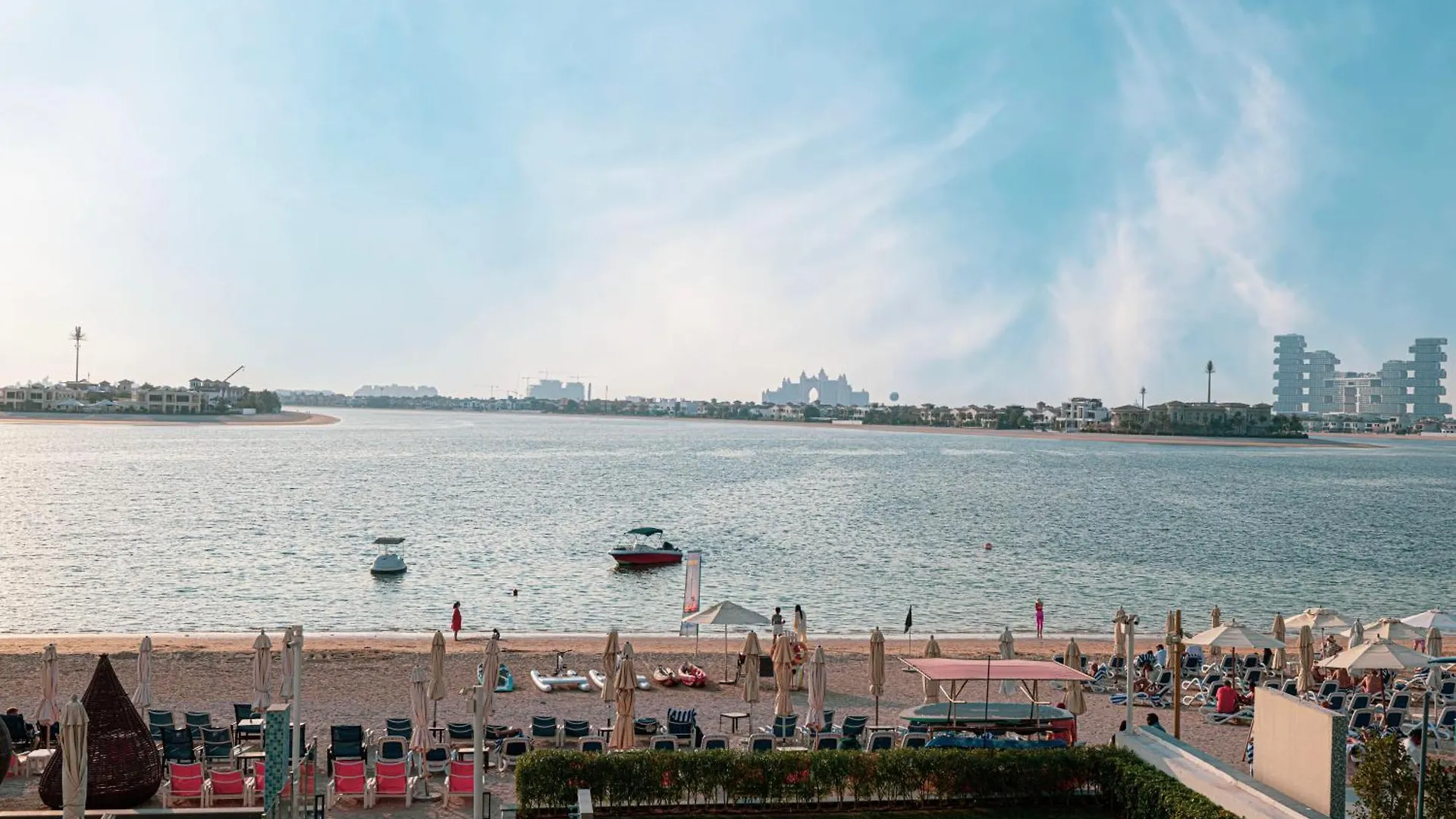 Beachfront Bliss, 1Br With Royal Atlantis & Palm Views Dubai Apartment
