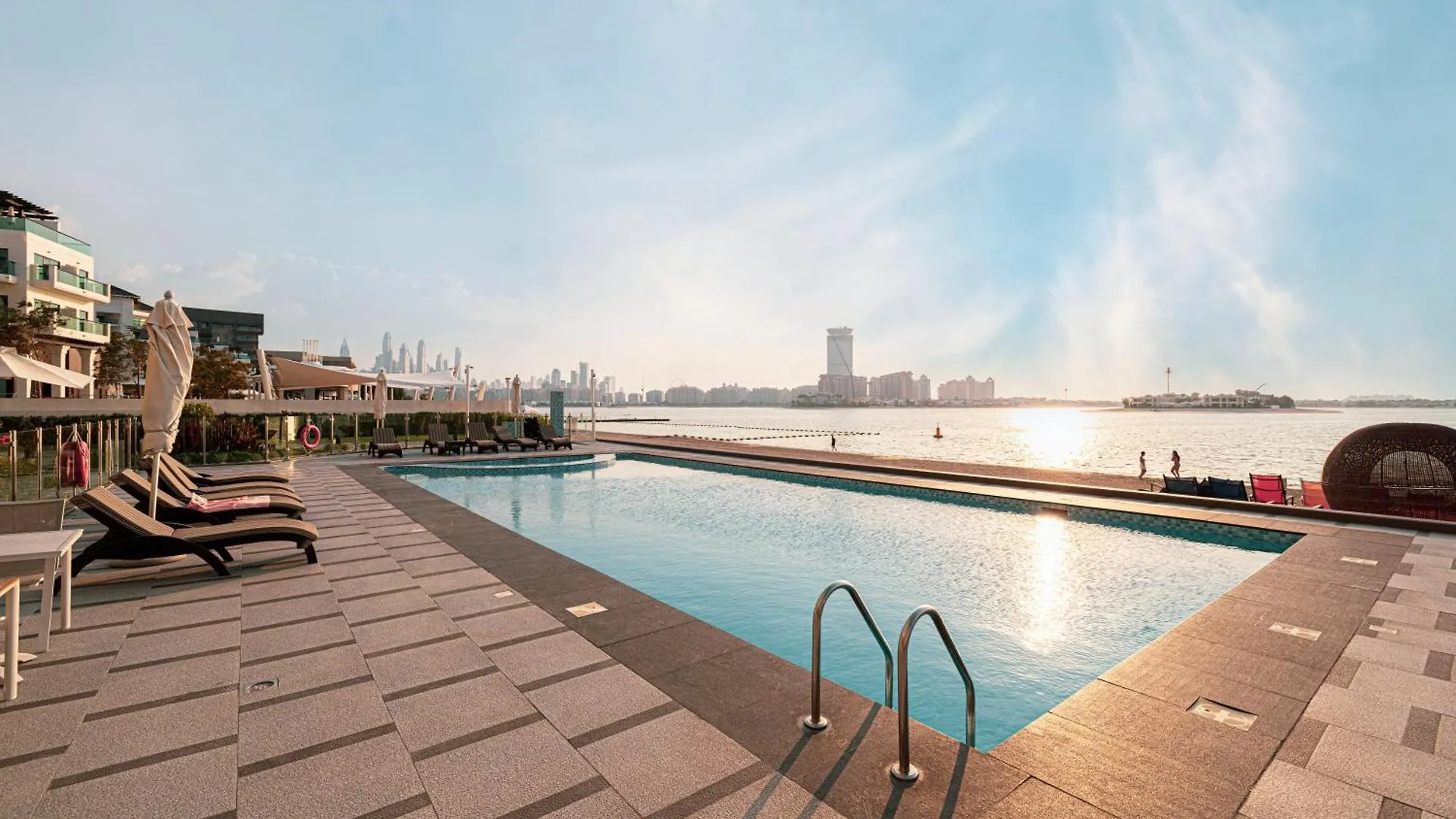 Beachfront Bliss, 1Br With Royal Atlantis & Palm Views Дубай