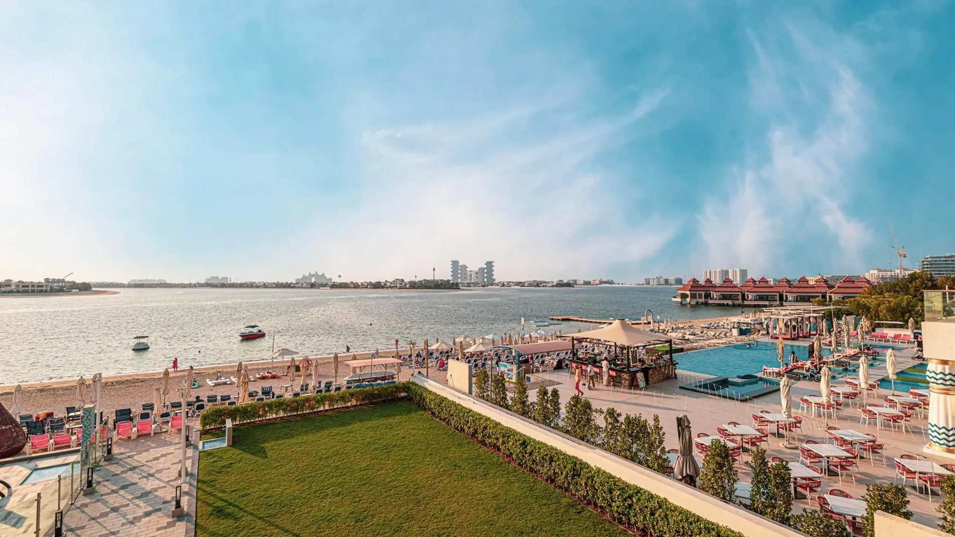 Beachfront Bliss, 1Br With Royal Atlantis & Palm Views Дубай 0*,  ОАЭ