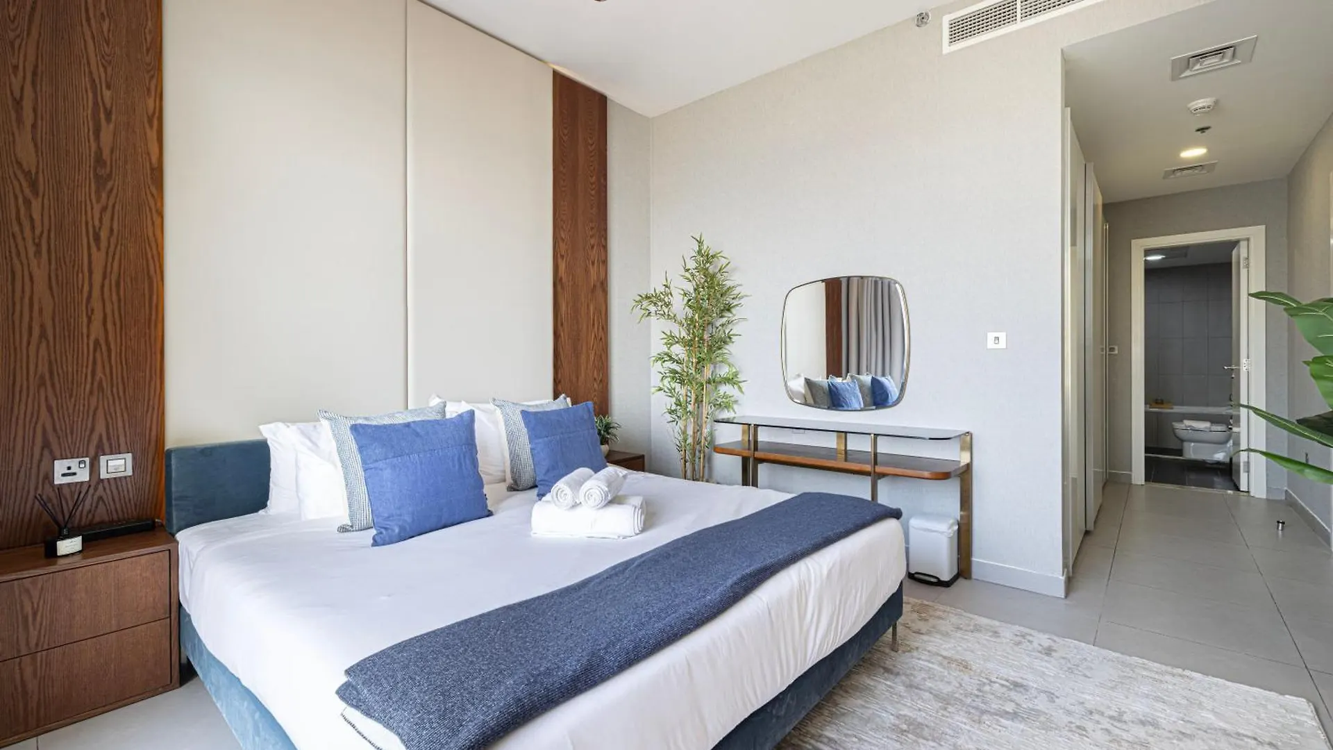 Beachfront Bliss, 1Br With Royal Atlantis & Palm Views Дубай Апартаменты